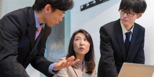 打ち合わせで業務内容を確認している様子